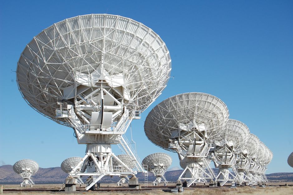 Rangée de radiotélescopes sous un ciel dégagé