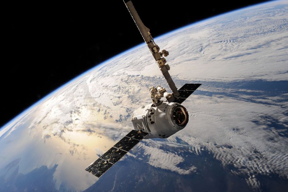 Satellite en orbite au-dessus de la Terre avec formations nuageuses