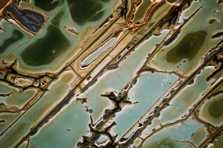 Texture abstraite verte rappelant les formations géologiques naturelles.