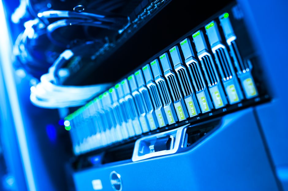 Serveurs informatiques avec éclairage bleu dans un centre de données