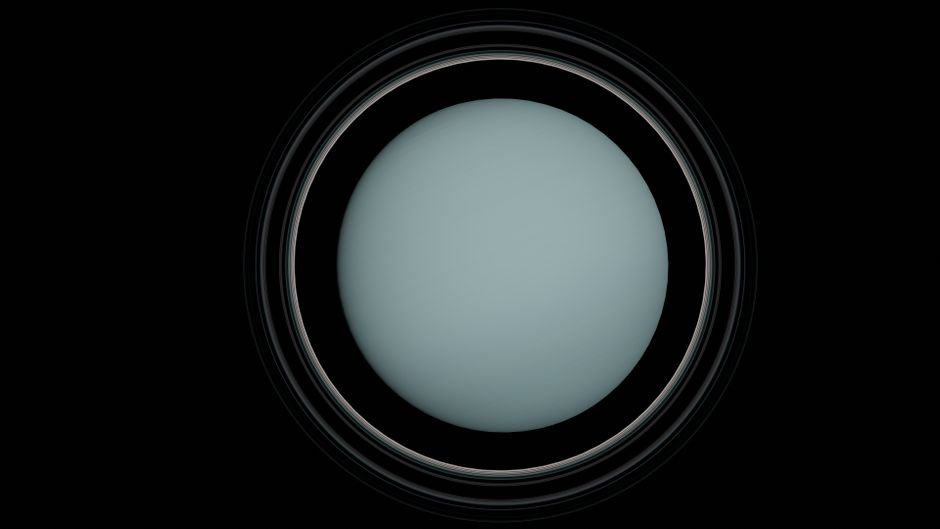 Planète aux anneaux fins observée dans l'espace sombre