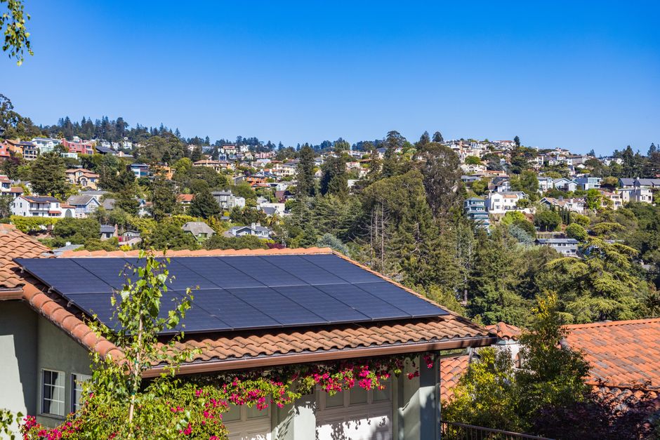 Panneaux solaires installés sur une maison individuelle ensoleillée