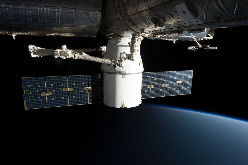 Station spatiale internationale en orbite au-dessus de la Terre avec panneaux solaires.