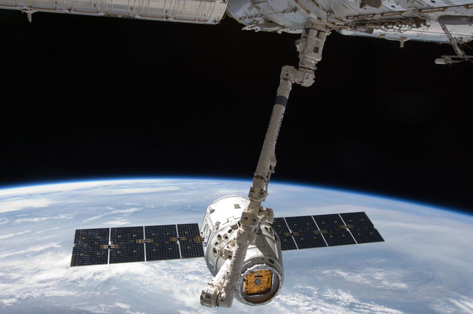 Un vaisseau spatial amarré à la Station spatiale internationale au-dessus de la Terre.
