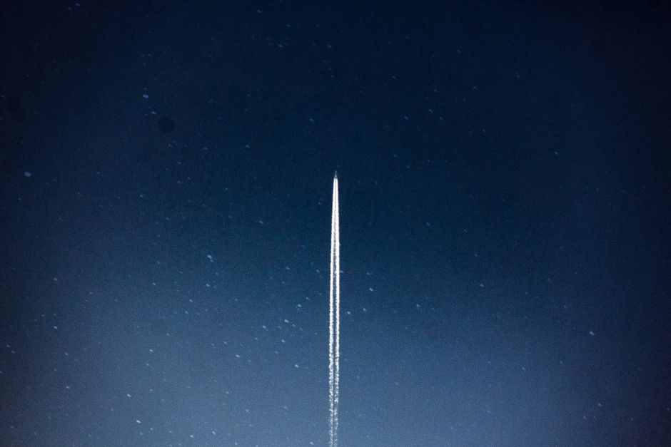Fusée traversant l'espace étoilé en laissant une traînée lumineuse