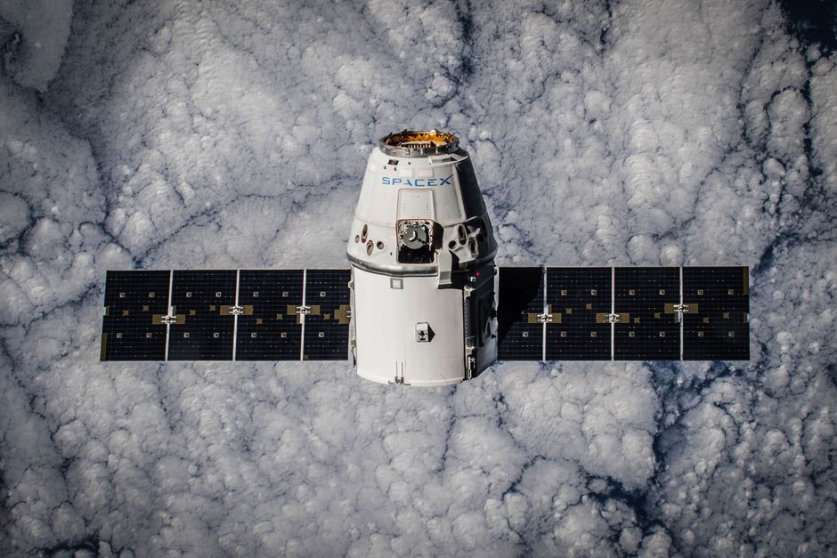 Vaisseau spatial en orbite terrestre avec la Terre en arrière-plan