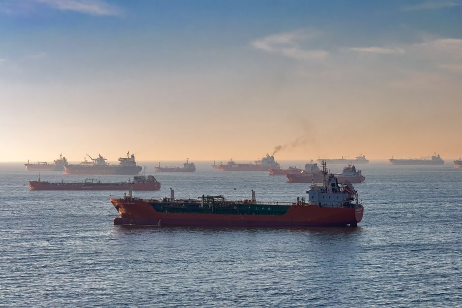 Navires marchands et pétroliers naviguant dans une voie maritime étroite.