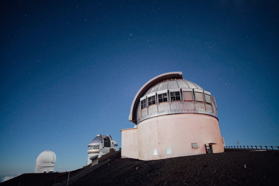 Un observatoire sous un ciel étoilé dégagé pendant la nuit.