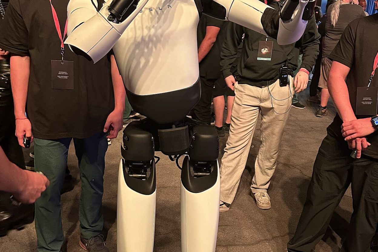 Le robot humanoïde Tesla Optimus est encore en phase de développement