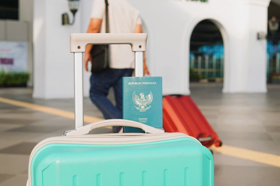 Voyageur avec bagages et documents de voyage à l'aéroport