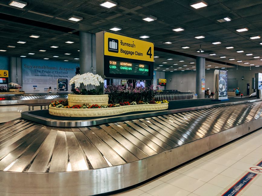 Zone de retrait de bagages à l'aéroport de Bangkok avec tapis roulant