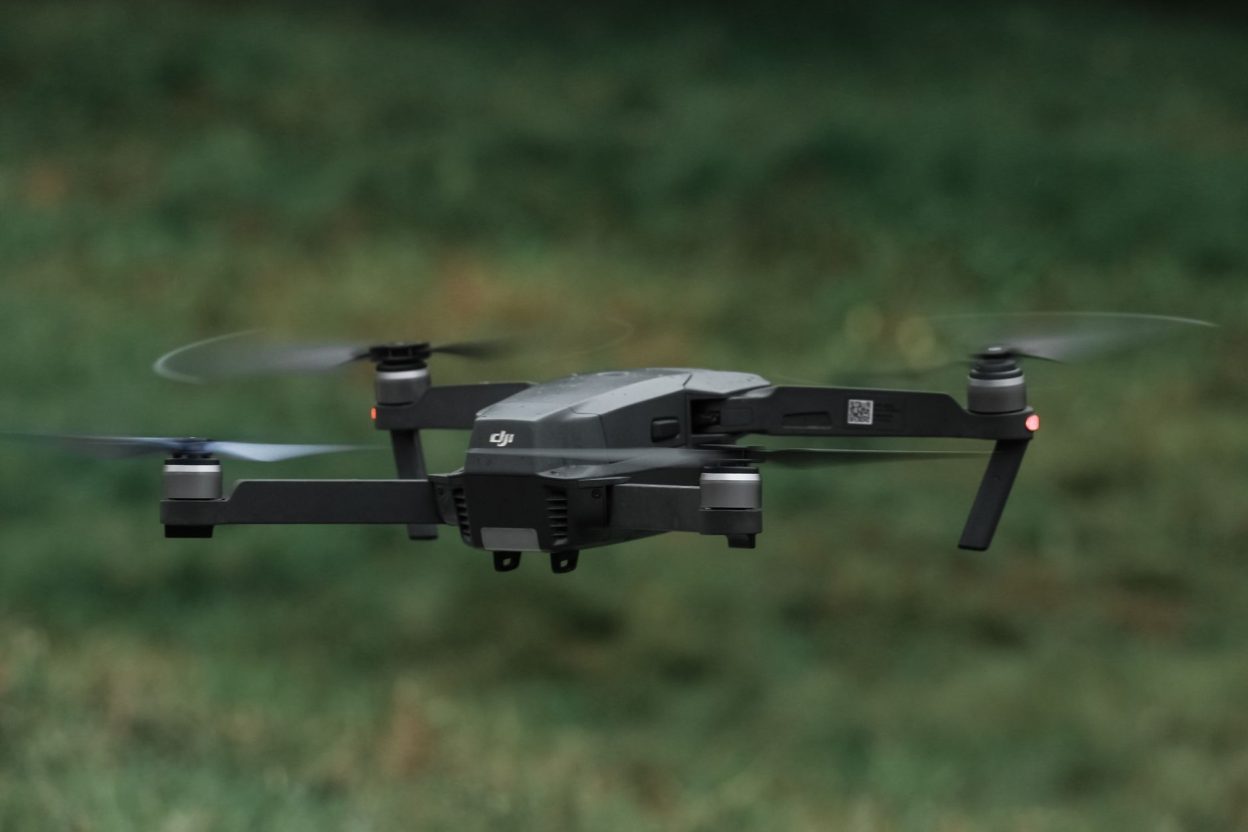 Un blindé choisi puis frappé sans ordre direct : ce drone militaire embarque une IA autonome miniature Un blindé choisi puis frappé sans ordre direct : ce drone militaire embarque une IA autonome miniature