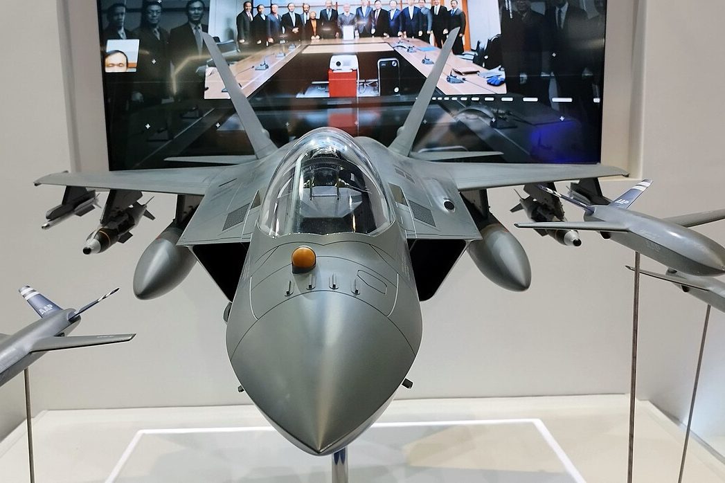 Un chasseur escorté par trois avions jusqu’à sa base : la Corée du Sud reçoit son premier KF-21 de série Le premier KF-21 de série lors de son transfert vers sa base aérienne