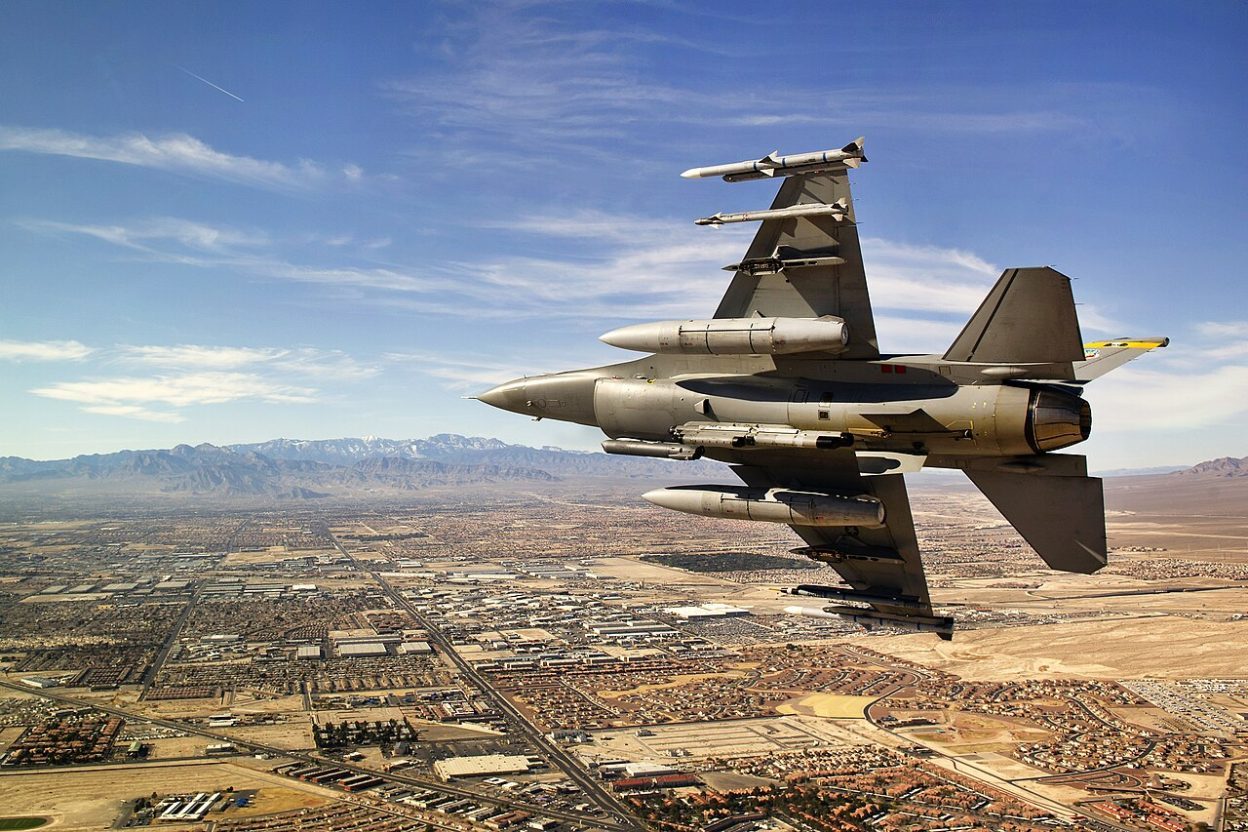 Un F-16 s’écrase près de maisons après une possible collision avec un oiseau : le pilote s’éjecte Le F-16 a pris feu après sa chute dans une zone herbeuse du Michigan