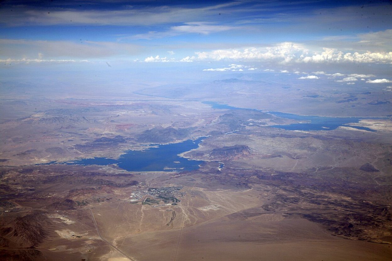 Un lac géant au plus bas, même après l'hiver : le manque de neige menace l'eau de millions d'Américains Le lac Powell photographié par le satellite Landsat 8 en septembre 2026