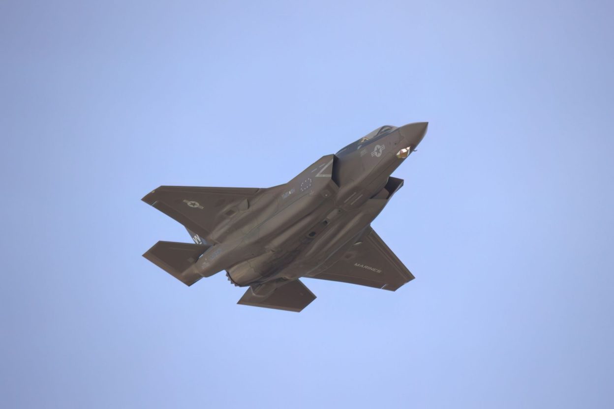 Un nez repeint et des tuyères élargies : ce que révèle la nouvelle image du chasseur furtif chinois J-XDS Le J-XDS chinois photographié à basse altitude avec son nouveau radôme gris clair