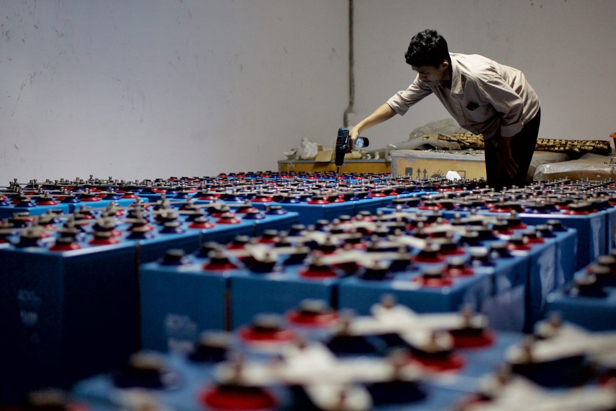 Un revêtement posé avant l’emboutissage : la piste pour simplifier la fabrication des batteries électriques Le revêtement est appliqué sur l’aluminium avant sa transformation en composants de batterie