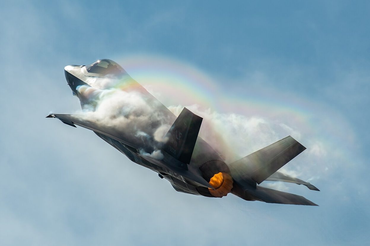 Une verrière de F-35 égarée à Hong Kong : pourquoi ce colis de pièces détachées inquiète les États-Unis Un F-35 en vol ; la verrière du cockpit figure parmi les pièces recherchées