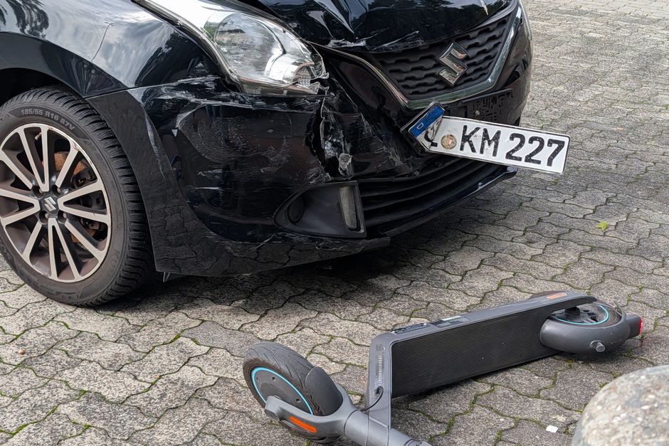 Une voiture et un scooter endommagés après une collision en milieu urbain