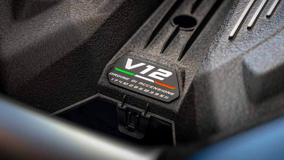 Vue détaillée du moteur V12 de la Ferrari Purosangue