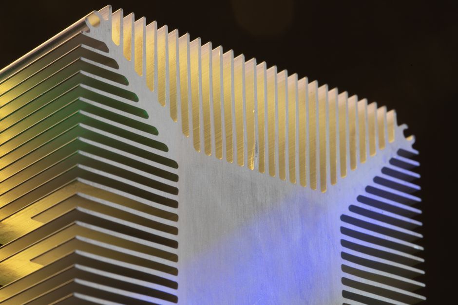 Dissipateur thermique métallique complexe pour refroidissement électronique