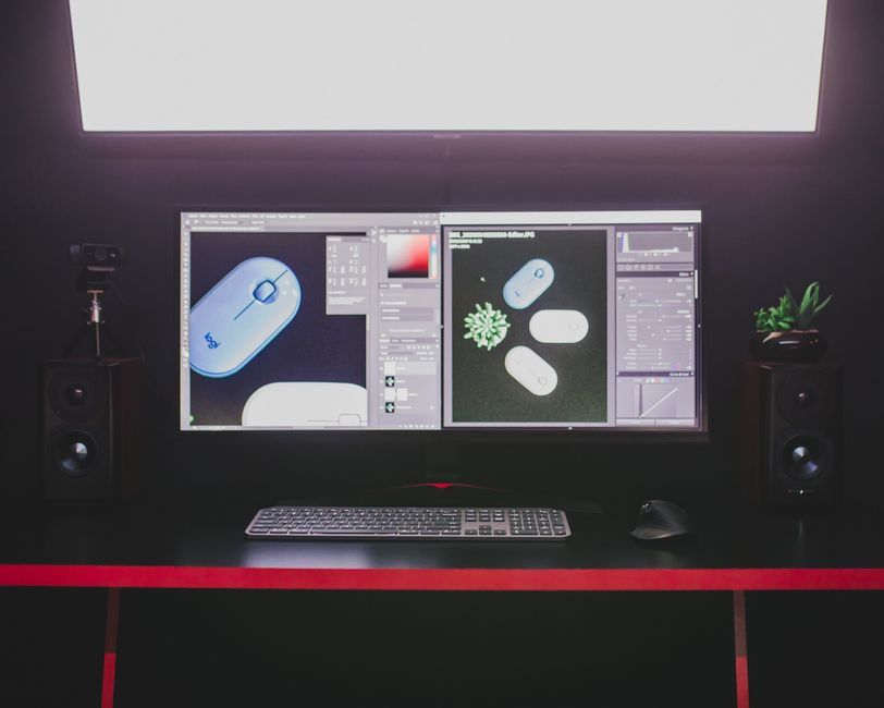 Poste de travail informatique avec deux écrans pour le développement de jeux vidéo