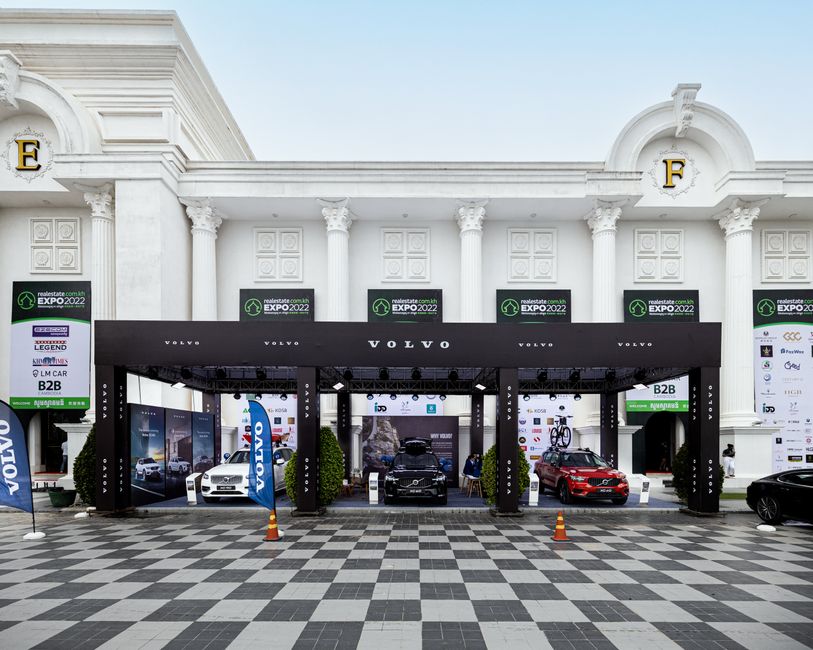 Volvo exposant ses véhicules électriques et hybrides dans un espace d'exposition moderne.