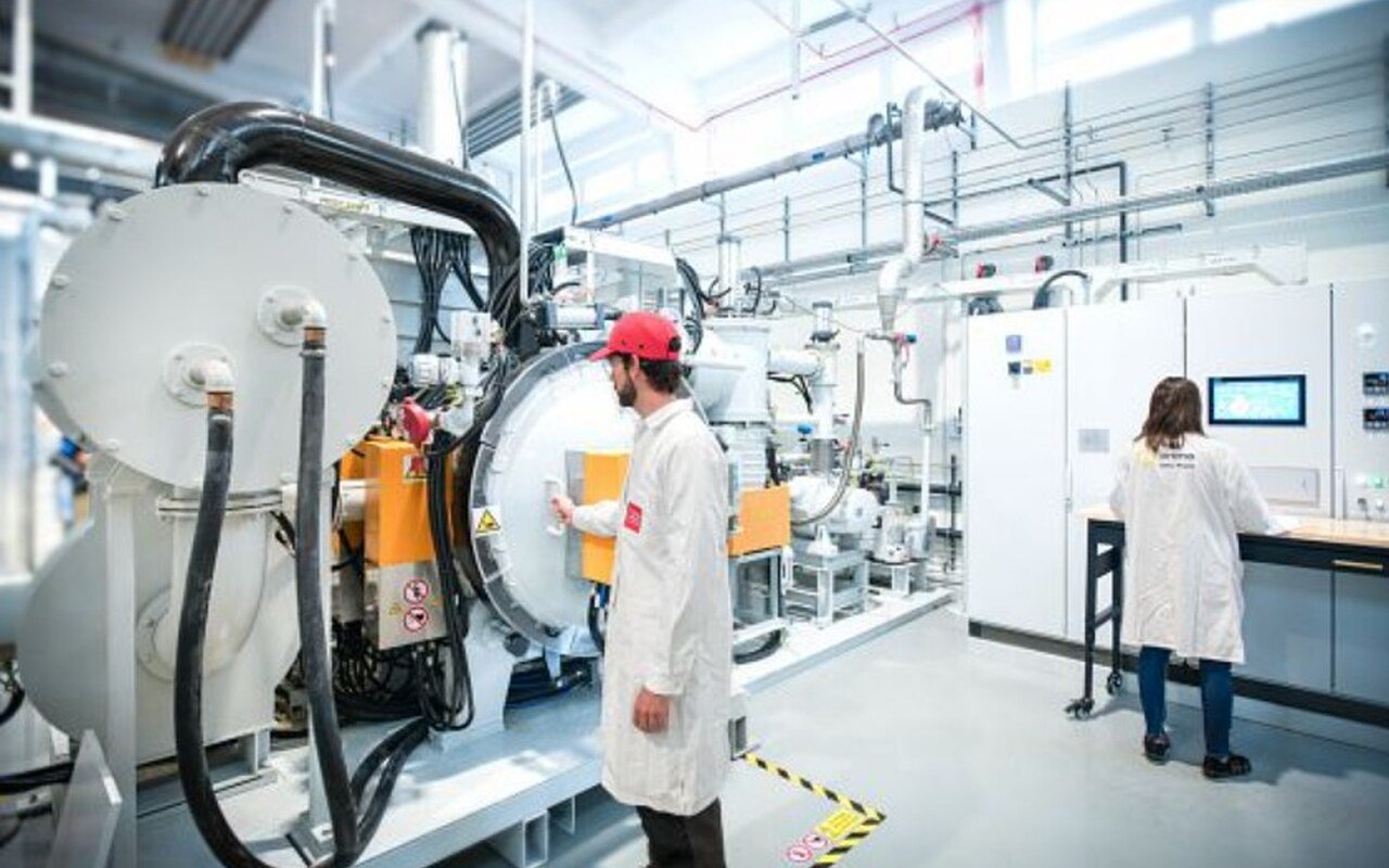 Seuls quelques acteurs au monde savent fabriquer ces aimants surpuissants que la Chine produit presque seule, et la France vient d'en valider la recette à Grenoble Seuls quelques acteurs au monde savent fabriquer ces aimants surpuissants que la Chine produit presque seule, et la France vient d'en valider la recette à Grenoble
