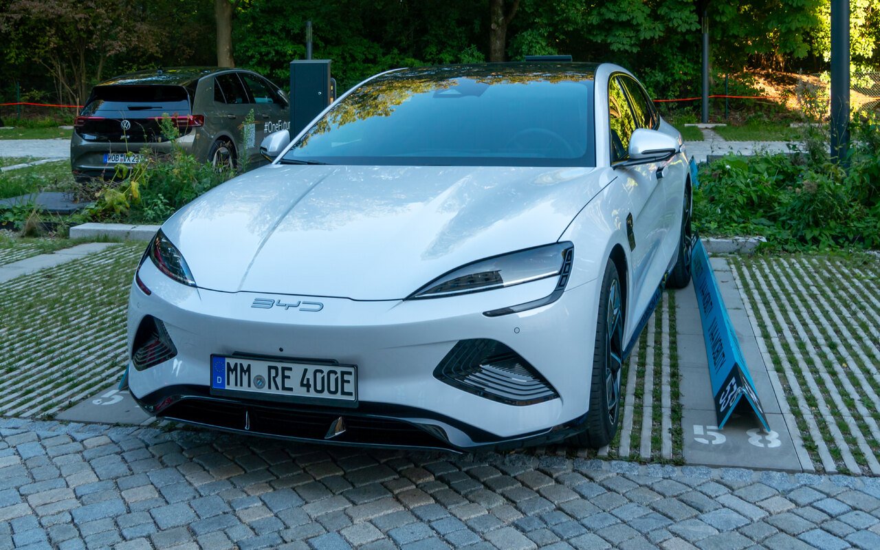 Quatre constructeurs chinois ont dépassé Renault Group en Europe en août, mais pas dans l'UE Renault vient de se faire doubler en Europe par quatre constructeurs chinois réunis, et c'est hors de l'Union européenne que tout s'est joué