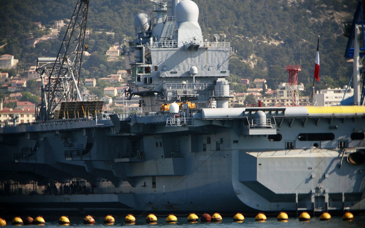 Le seul porte-avions nucléaire français a déjà tiré plus de coups de catapulte que le Foch, et personne ne connaît encore l’état réel de ses deux réacteurs Le seul porte-avions nucléaire français a déjà tiré plus de coups de catapulte que le Foch, et personne ne connaît encore l’état réel de ses deux réacteurs