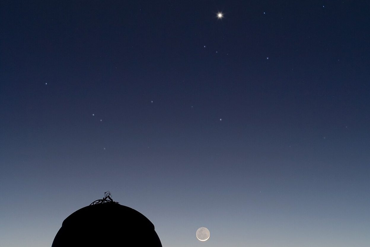 Vénus : une étude attribue son mystérieux voile atmosphérique à des poussières venues de l’espace Les nuages de Vénus observés par la sonde Galileo de la NASA