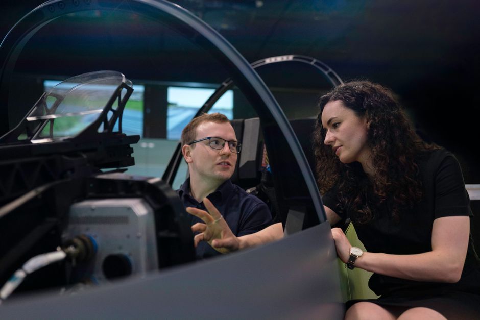 Des ingénieurs analysent le cockpit d'un avion lors d'une séance de simulation.