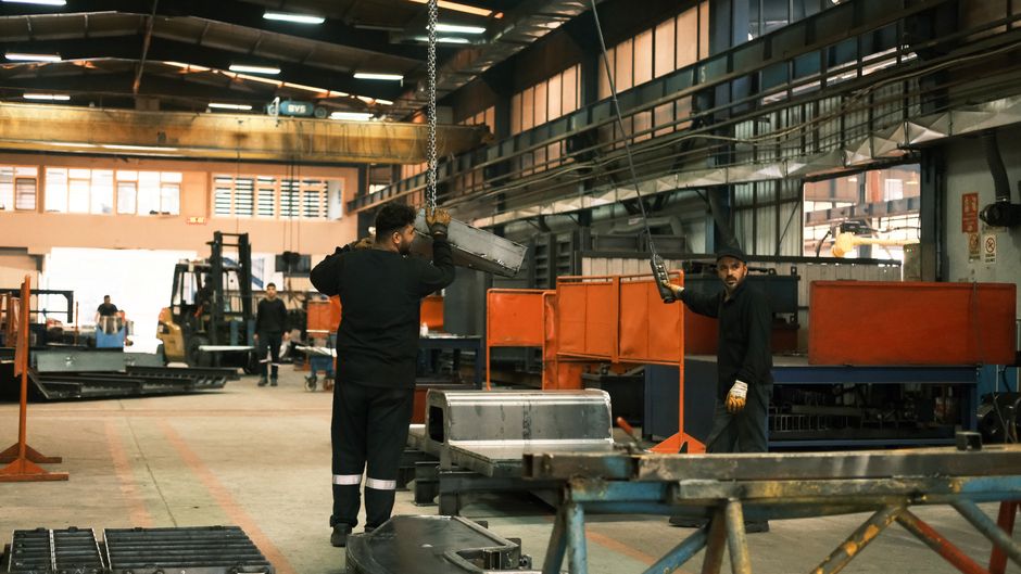 Ouvriers travaillant sur une chaîne de montage dans une usine aéronautique.
