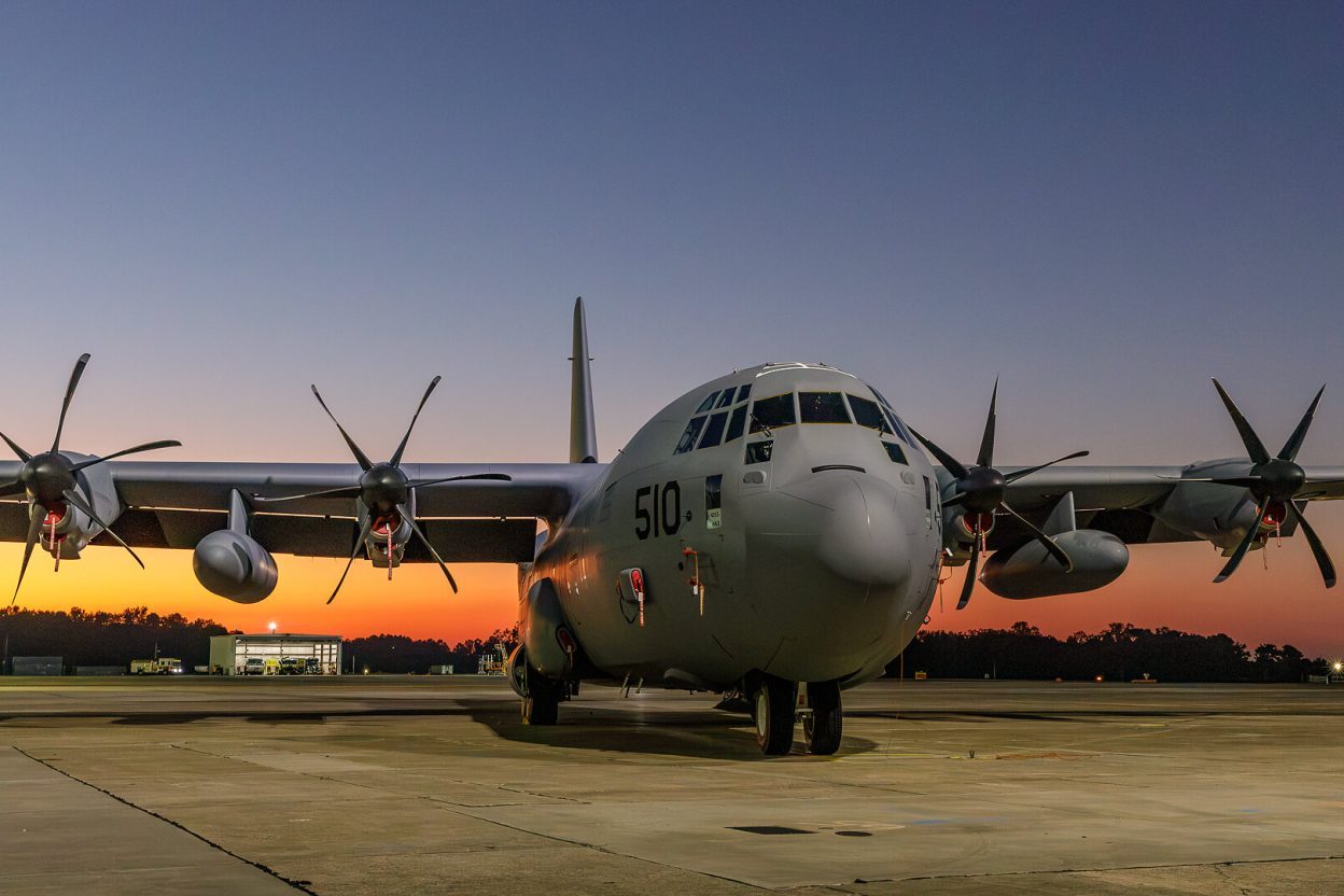 Après 30 ans d'EC-130Q : l'US Navy mise tout sur le C-130J pour commander ses armes nucléaires Un C-130J-30 Super Hercules posé sur une base aérienne américaine, marqué du numéro 510, destiné à devenir la future plateforme E-130J Phoenix II