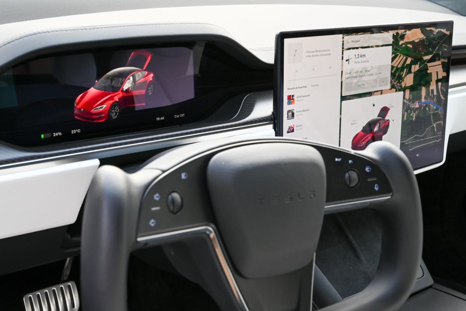 Intérieur épuré d'une voiture électrique moderne avec écrans tactiles