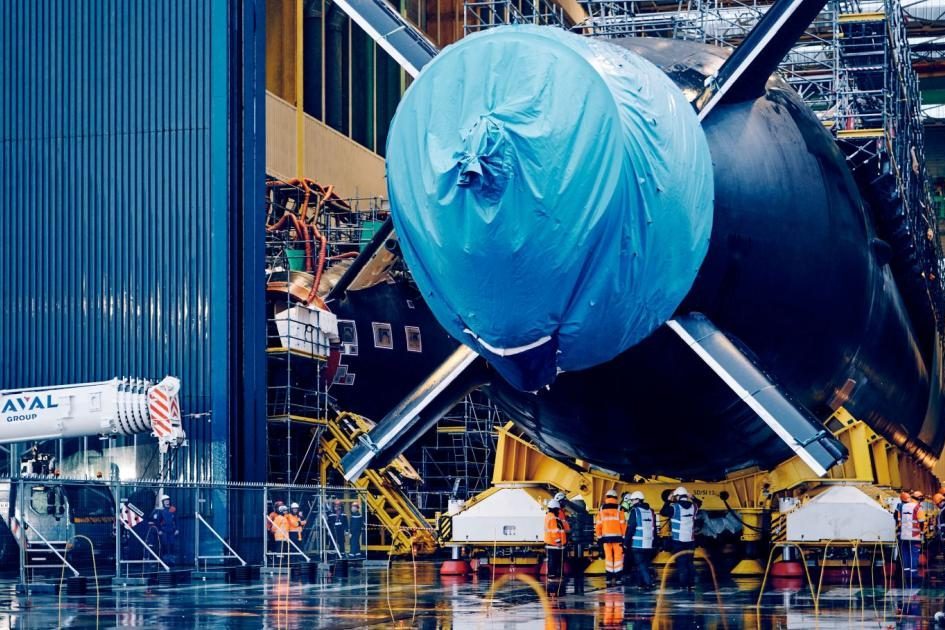 Barracuda : Naval Group transfère le SNA Rubis sur son dispositif de mise à l’eau avant les essais à quai et en mer Sous-marin de combat équipé de ses systèmes, préparé pour les phases de test en bassin