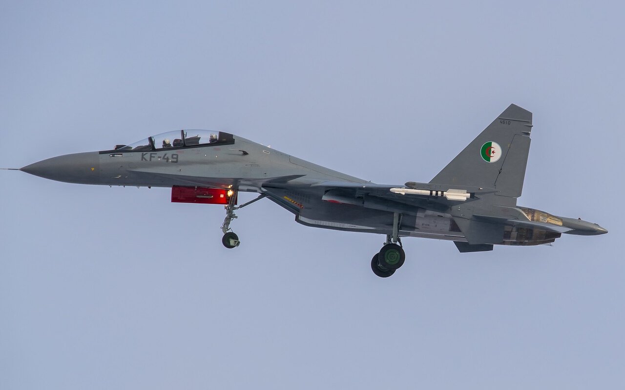 Du jamais-vu depuis la guerre du Kippour : l’Algérie s’apprête à envoyer des troupes dans une ancienne base française du Niger, au nom d’un accord dont le contenu reste secret Du jamais-vu depuis la guerre du Kippour : l’Algérie s’apprête à envoyer des troupes dans une ancienne base française du Niger, au nom d’un accord dont le contenu reste secret