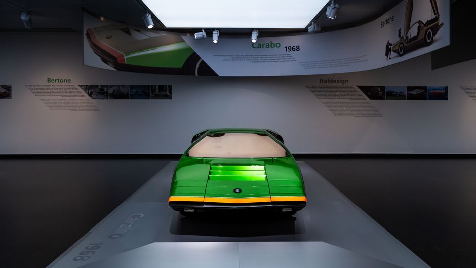 Voiture concept Alfa Romeo Carabo exposée de face au musée