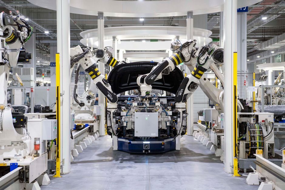 Des robots assemblent une automobile dans une usine moderne.