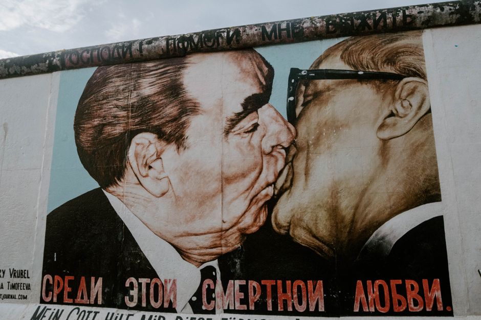 Célèbre fresque murale du mur de Berlin montrant deux hommes s'embrassant