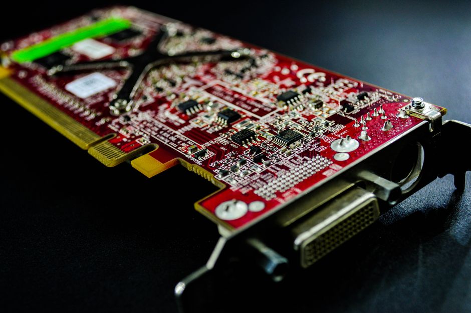 Gros plan sur une carte électronique rouge avec composants et connecteurs