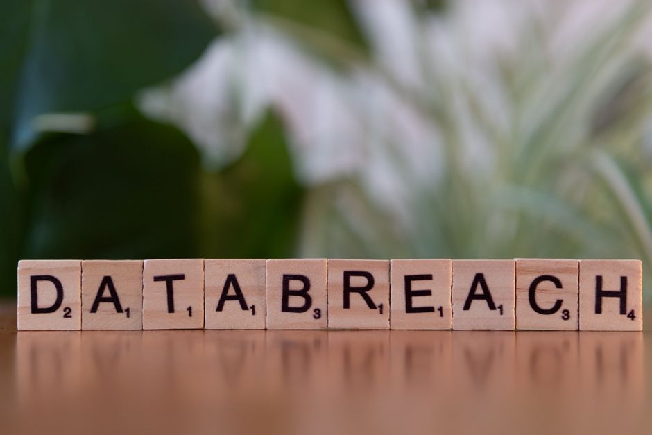 Lettres de Scrabble formant les mots « data breach » sur fond flou