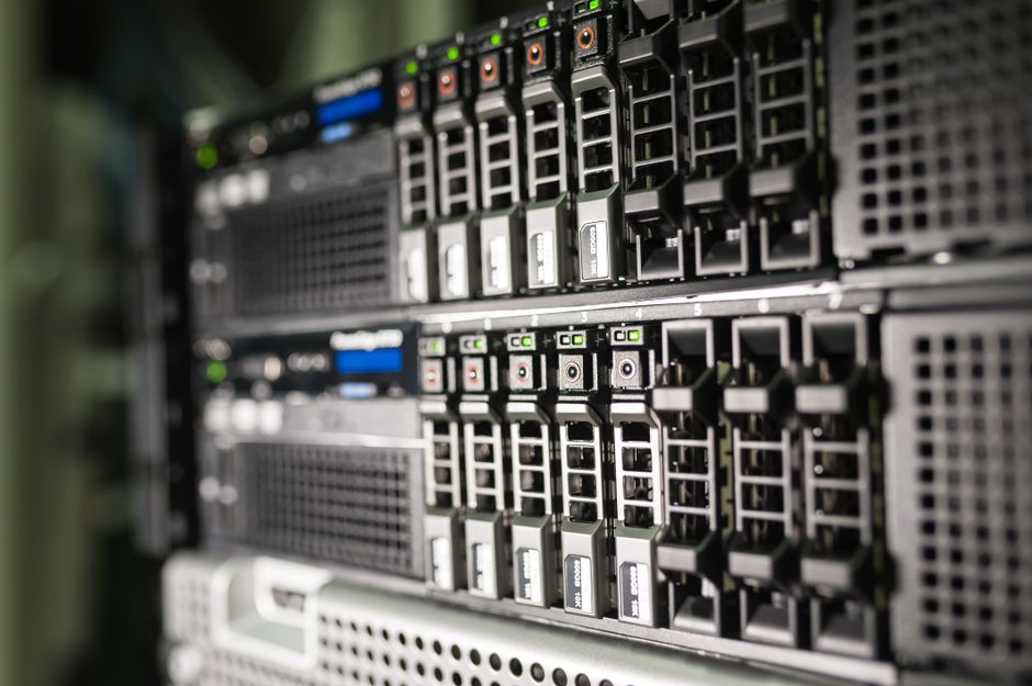 Équipements serveurs dans une salle de data center moderne