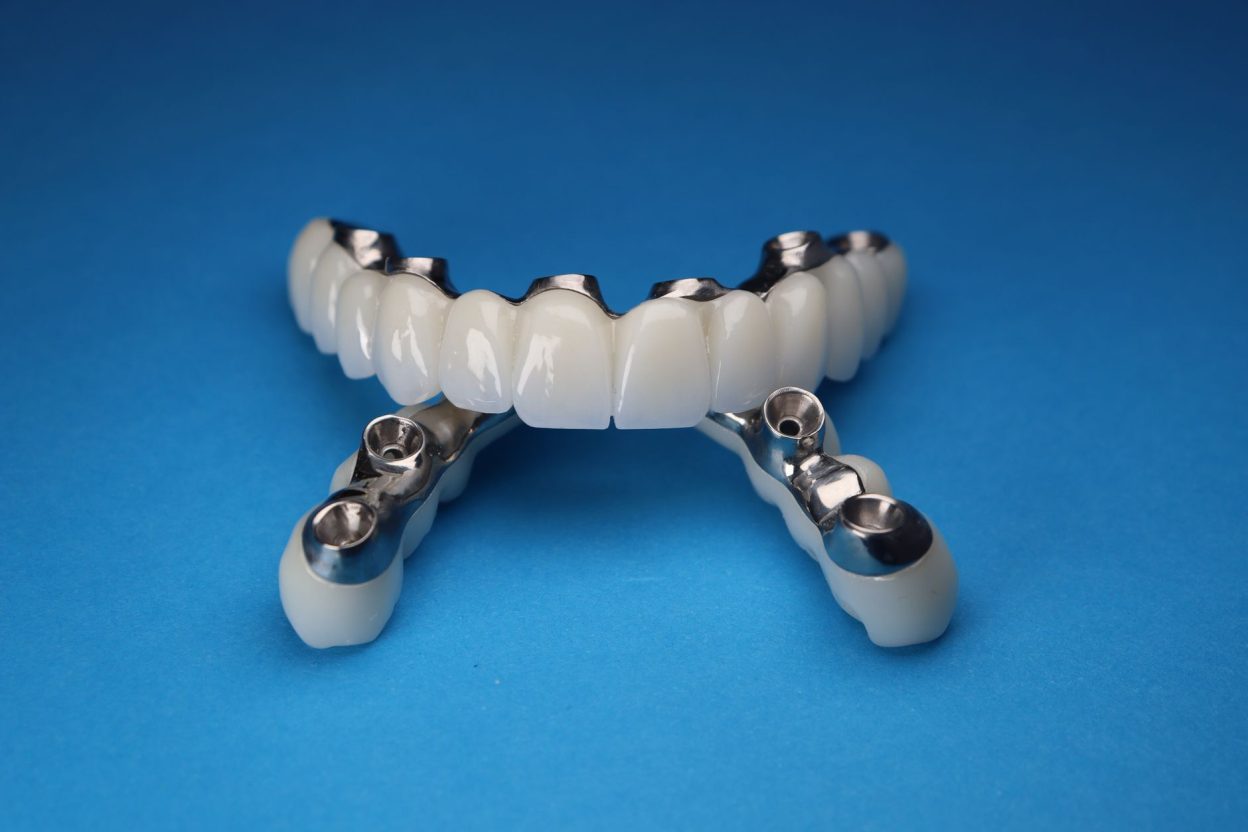 Des implants capables de communiquer à travers les tissus : la technologie reste expérimentale chez l’animal Un prototype d’implant miniature développé dans le cadre du système SWANS de Georgia Tech