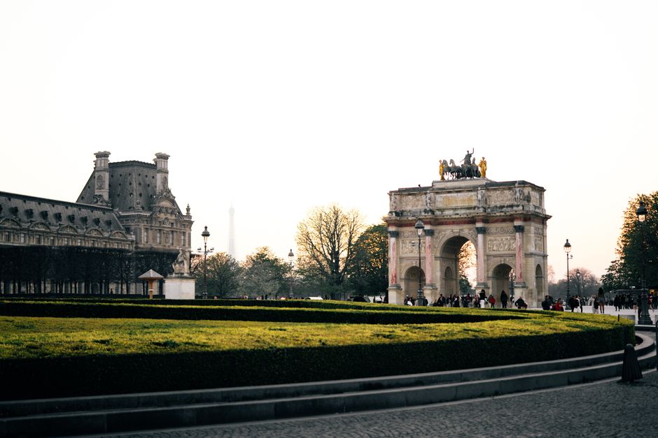 Vue du Carrousel du Louvre et de la pyramide à Paris au crépuscule