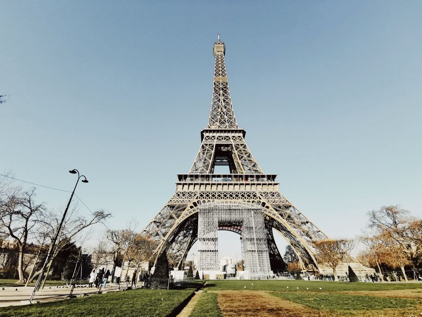 Vue de la tour Eiffel avec ciel bleu et parc parisien