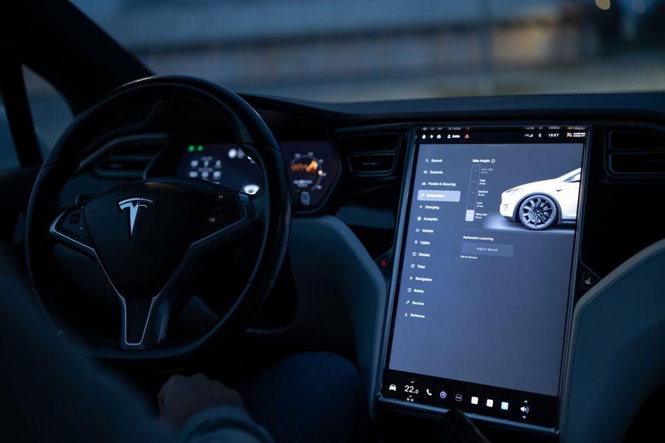 Intérieur d'un véhicule Tesla avec écran tactile et commandes de direction