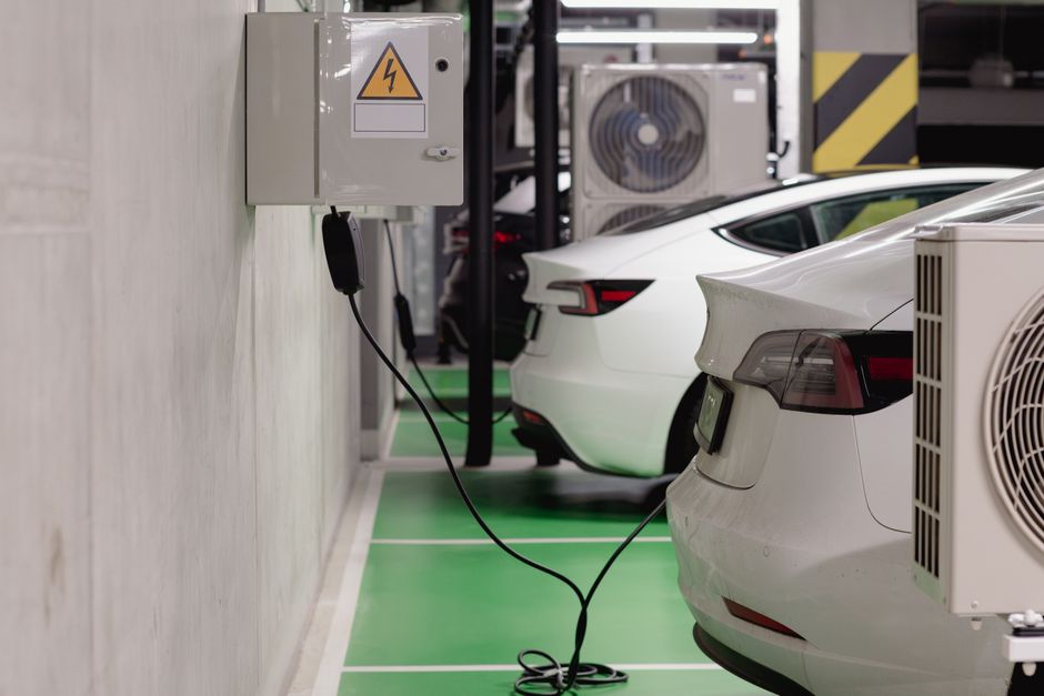 Véhicules électriques en charge dans une station souterraine moderne.