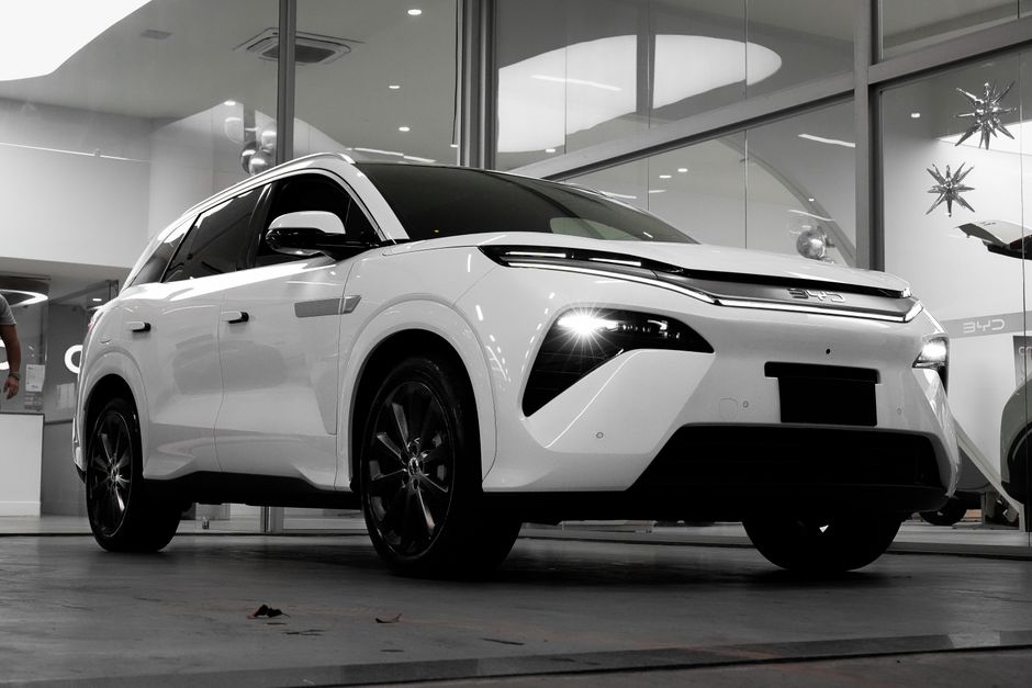 SUV électrique blanc présenté dans un showroom moderne