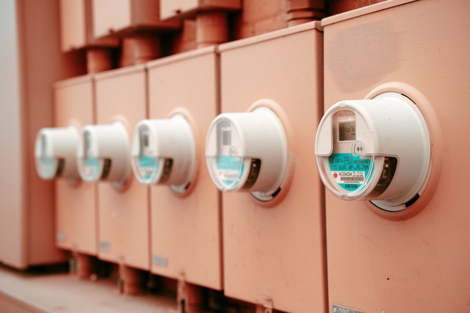 Rangée de compteurs électriques industriels pour la mesure de la consommation